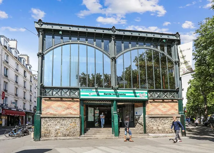 Artists' On The Roofs Of Montmartre - Welkeys * Parijs